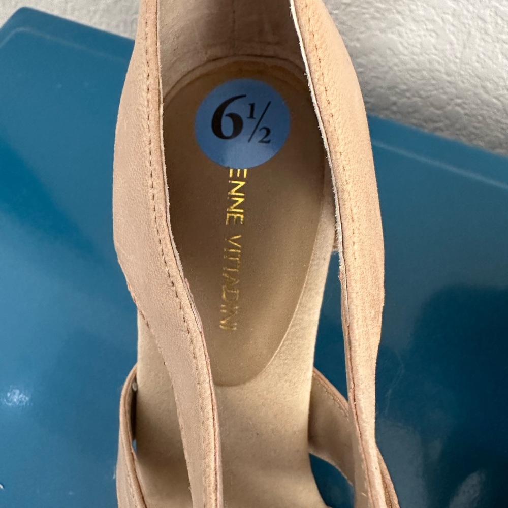 Elegant Adrienne Vittadini Tan Open-Toe Heels with Gold Zipper - Picture 3 of 4